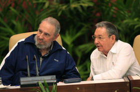 Fidel y Raúl Castro durante la clausura del VI Congreso del Partido Comunista de Cuba