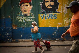 Una mujer con una mascarilla de protección camina por las calles de La Habana el 24 de marzo de 2020