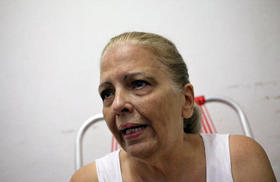 La opositora Martha Beatriz Roque habla con la prensa el martes 18 de septiembre de 2012, en La Habana