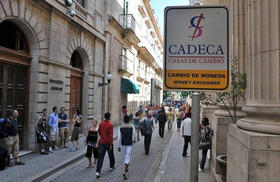 Letrero que indica una casa de cambio en La Habana Vieja, Cuba, en esta foto de archivo