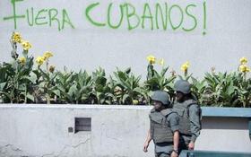Letrero contra la presencia de enviados del Gobierno cubano en Venezuela