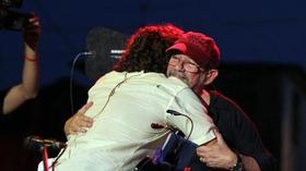 Roberto Carcassés y Silvio Rodríguez se abrazan durante un concierto el 20 de septiembre, en La Habana, Cuba
