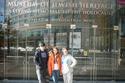 Carolina Santana, Eduardo Santana y Ángela Sampedro en el Museo de la Memoria del Holocausto de Washington D.C.
