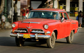 Uno de los tantos automóviles norteamericanos que aún siguen circulando en Cuba