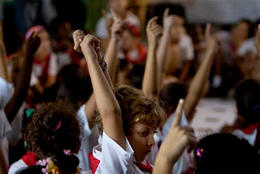 Estudiantes en una escuela primaria de La Habana, el 17 de octubre de 2008. (AP) Estudiantes en una escuela primaria de La Habana, el 17 de octubre de 2008. (AP)