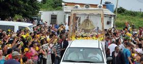 Miles de personas recibieron el domingo 6 de noviembre de 2011a la imagen de la Virgen de la Caridad del Cobre