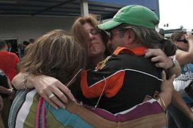 Familiares que viven en Cuba y el exilio tienen un emotivo encuentro en el Aeropuerto Internacional José Martí.