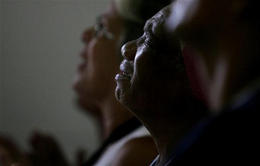 Católicos rezan en una iglesia de La Habana. (AP)
Católicos rezan en una iglesia de La Habana. (AP)