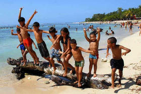 Niños cubanos de vacaciones en esta foto de archivo