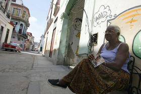 Una anciana junto al solar de La California, en La Habana