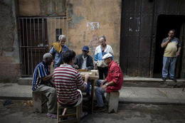 Jugando dominó en una calle de La Habana, el 3 de febrero de 2009. (AP)
Jugando dominó en una calle de La Habana, el 3 de febrero de 2009. (AP)