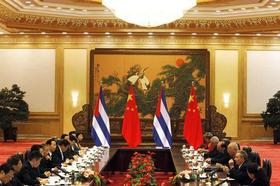 El gobernante cubano Raúl Castro (segundo a la derecha) habla durante las conversaciones con el presidente chino Hu Jintao (cuarto a la izquierda) en el Gran Salón del Pueblo en Pekín, China