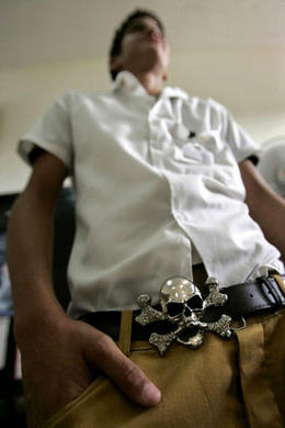 Un estudiante escucha la avaluación de sus compañeros durante una asamblea escolar. La Habana, 27 de junio de 2008. (REUTERS)
Un estudiante escucha la avaluación de sus compañeros durante una asamblea escolar. La Habana, 27 de junio de 2008. (REUTERS)