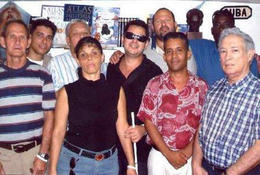 Al centro, con gafas, el opositor Juan Carlos González Leiva, flanqueado por miembros del Consejo de Relatores de Derechos Humanos. (CARLOS SERPA MACEIRA)
Al centro, con gafas, el opositor Juan Carlos González Leiva, flanqueado por miembros del Consejo de Relatores de Derechos Humanos. (CARLOS SERPA MACEIRA)