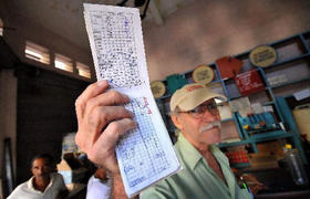 Un cubano mostrando la libreta de abastecimiento, en esta foto de archivo