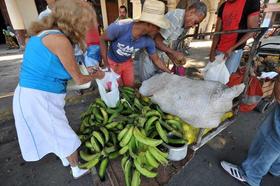 Ciudadanos compran vegetales a un "carretillero", el jueves 24 de noviembre de 2011, en La Habana
