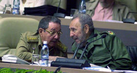 Raúl y Fidel Castro durante una sesión de la Asamblea Nacional del Poder Popular. La Habana, 23 de diciembre de 2004. (AFP) 