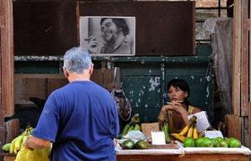 Un hombre compra vegetales en un pequeño puesto privado en La Habana