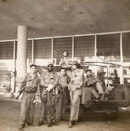 los barbudos en el Hilton Miembros del Ejército Rebelde, en la entrada del entonces Hotel Habana Hilton. (FLICKR)