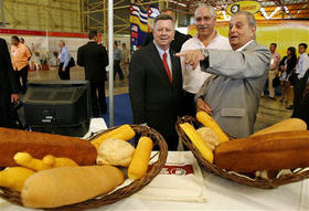 Dave Heineman (izq.), gobernador de Nebraska, y Pedro Álvarez (centro), presidente de Alimport, durante la Feria Internacional de La Habana, en 2007. (AP)