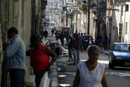 Transeúntes en una calle de La Habana, el 14 de diciembre de 2008. (AP)
Transeúntes en una calle de La Habana, el 14 de diciembre de 2008. (AP)