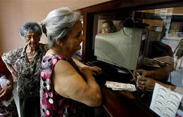 Una mujer recibe dinero en una oficina de correos en La Habana. (AP) Una mujer recibe dinero en una oficina de correos en La Habana. (AP)