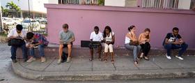 Los cubanos se reúnen cerca de los hoteles para acceder al WiFi público. (Foto: Rui Ferreira.) 
