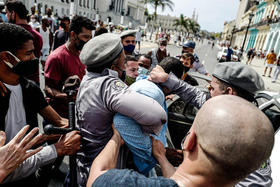 Un cubano arrestado durante las protestas en Cuba