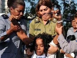 Represión contra las Damas de Blanco en la Plaza de Revolución. (EFE)
Represión contra las Damas de Blanco.