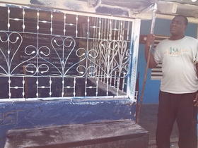 Jorge Luis García Pérez (Antúnez) en la fachada de su vivienda en Placetas, Cuba. (Fotografía tomada del sitio Martinoticias.com.)