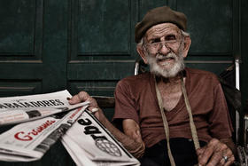 Vendedor de periódicos en Cuba, en esta foto de archivo