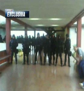 Las tropas antimotines bloquean uno de los pasillos de la Escuela de Medicina