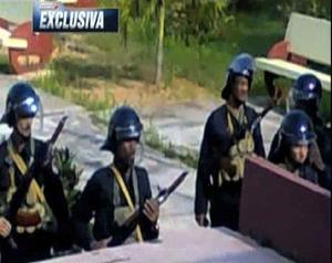 Miembros de las fuerzas antimotines cubanos con fusiles de asalto y bayonetas caladas