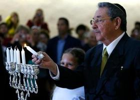 El presidente Raúl Castro enciende la primera vela de la celebración judía de Janucá