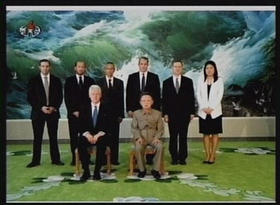 El ex presidente de Estados Unidos Bill Clinton y el líder norcoreano Kim Jong-iI. Imagen transmitida por la televisión de Corea del Norte. Pyongyang, 4 de agosto de 2009. (AP)