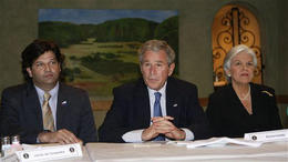 El president Bush (centro), durante el encuentro con algunos grupos cubanoamericanos en Miami, el 10 de octubre de 2008. (AP) El president Bush (centro), durante el encuentro con algunos grupos cubanoamericanos en Miami, el 10 de octubre de 2008. (AP)
