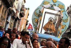 Cubanos participan en la procesión en honor a la Virgen de la Caridad del Cobre