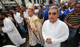 El arzopispo de La Habana, cardenal Jaime Ortega, participa en la procesión en honor a la Virgen de la Caridad del Cobre