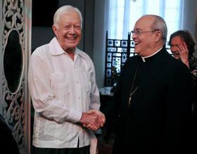 El ex presidente Jimmy Carter (i) estrecha la mano del cardenal Jaime Ortega (d), a su llegada al Arzobispado de La Habana, el lunes 28 de marzo de 2011