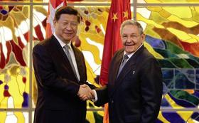 El gobernante de Cuba, Raúl Castro, y su homólogo chino, Xi Jinping, en esta foto de archivo