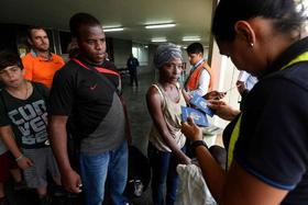 Inmigrantes cubanos se preparan para salir de Ciudad de Panamá con destino a Ciudad Juárez, en México, el 10 de mayo de 2016. Muchos de ellos cruzaron la frontera con Colombia para llegar a Panamá