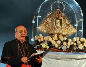El cardenal cubano Jaime Ortega pronuncia un discurso junto a la imagen de la virgen de la Caridad del Cobre en la iglesia de la Catedral de La Habana, poco antes de iniciarse un concierto en el que populares músicos cubanos, cantaron en honor a la patrona de Cuba, a punto de que concluya la peregrinación nacional por los 400 años del hallazgo de su imagen. EFE El cardenal cubano Jaime Ortega pronuncia un discurso junto a la imagen de la virgen de la Caridad del Cobre en la iglesia de la Catedral de La Habana