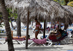 Turistas en la playa de un centro turístico de cinco estrellas en Varadero, Cuba