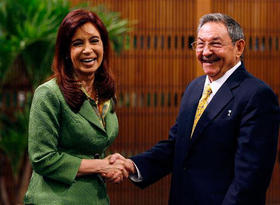 Cristina Fernández de Kirchner y Raúl Castro. Palacio de la Revolución, La Habana, 19 de enero de 2009.