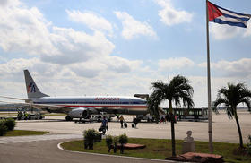Pasajeros desembarcan de un vuelo fletado, operado por American Airlines, en el Aeropuerto Internacional José Martí de La Habana, el 19 de enero de 2015
