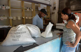 Una mujer compra azúcar producida en Francia en una bodega en La Habana, el 9 de octubre de 2018