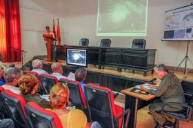 Reunión de trabajo para organizar el enfrentamiento a las afectaciones del huracán Irma en el Estado Mayor, Cuba, según foto de Granma