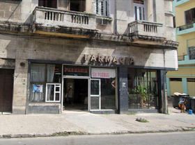 Farmacia en la calle San Lázaro, La Habana, Cuba