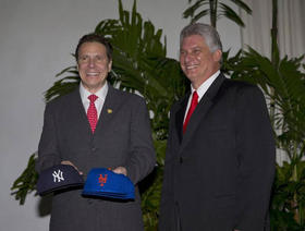 El gobernador de Nueva York, Andrew Cuomo (izq.), durante su encuentro con el primer vicepresidente  cubano, Miguel Díaz-Canel, el martes 21 de abril de 2015 en La Habana