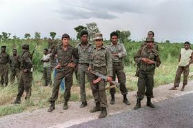 Un grupo de soldados cubanos ayuda a las fuerzas armadas de Angola y al Movimiento Popular para la Liberación de Angola, cerca de Cuito Cuanavale, al sur de Angola, en esta foto del 29 de febrero de 1988
